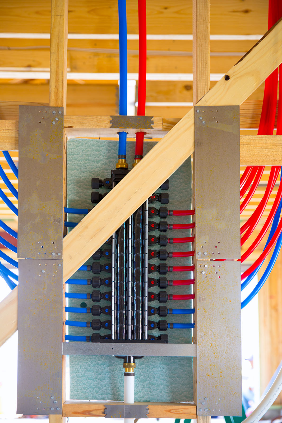 Plumbing manifold using PEX piping